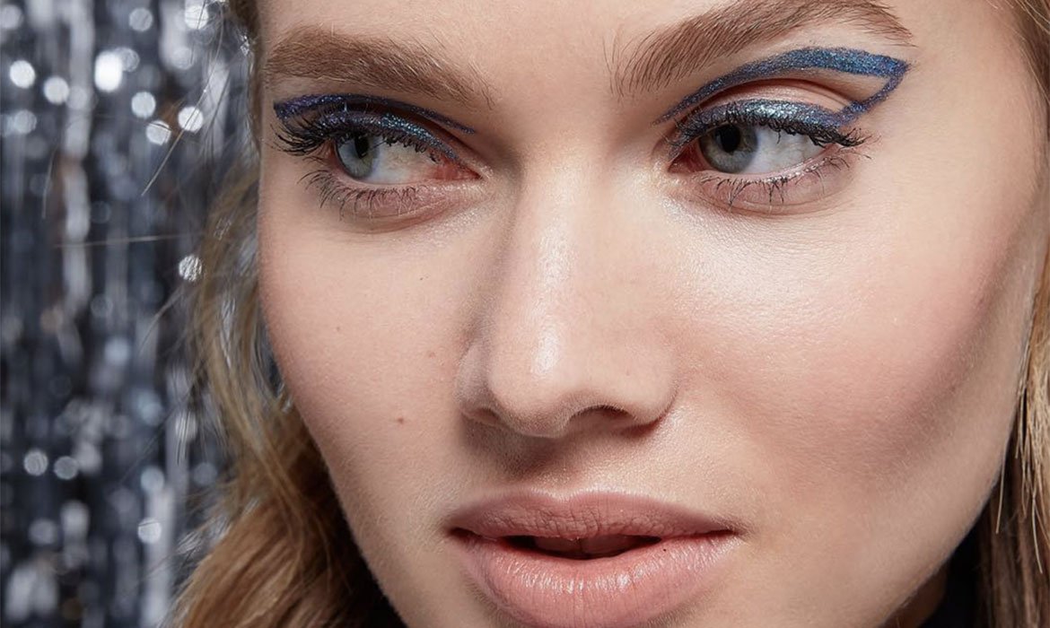 Tu maquillaje glitter puede concentrarse en los ojos. Consigue el floating eyeliner de la foto con los dos tonos grises (más claro o más oscuro) de la gama Matte Signature de L’Oréal Paris. ¡Quédate con el que más te guste!